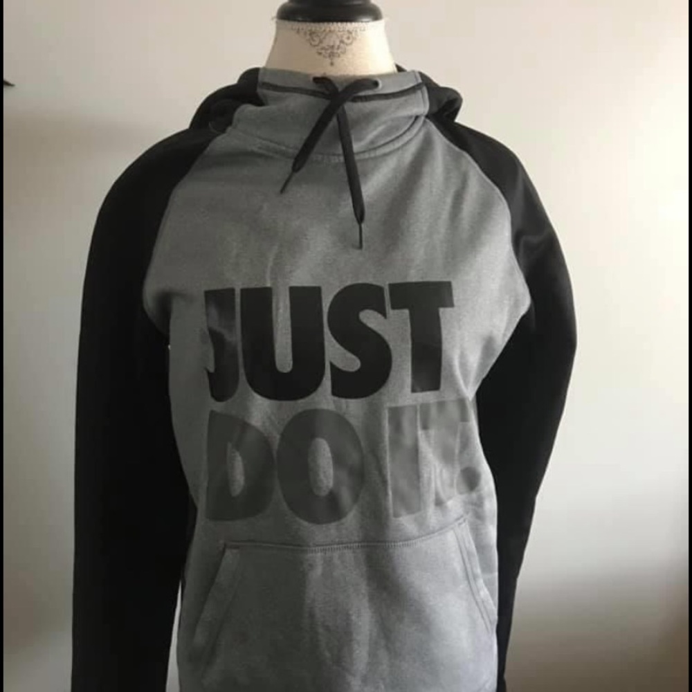 NWOT Women’s Nike Just Do It Sweatshirt.